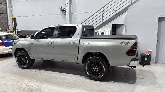 TOYOTA HILUX 2.8 D-4D TURBO DIESEL CD SRX 4X4 AUTOMÁTICO